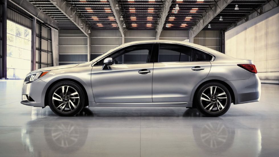 Το 2017 Subaru Legacy Sport διαθέτει μαύρες γυαλιστερές υποδοχές των προβολέων ομίχλης, σκούρα γκρι γρίλια και νέους τροχούς 18 ιντσών. 