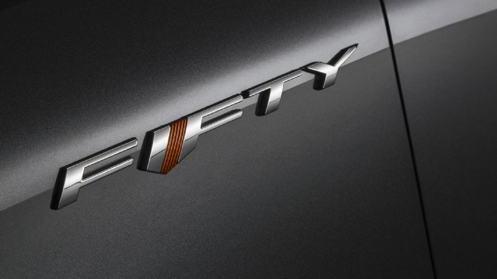 Χαρακτηριστικά είναι τα λογότυπα «Fifty» που κοσμούν τα φτερά της επετειακής Camaro.
