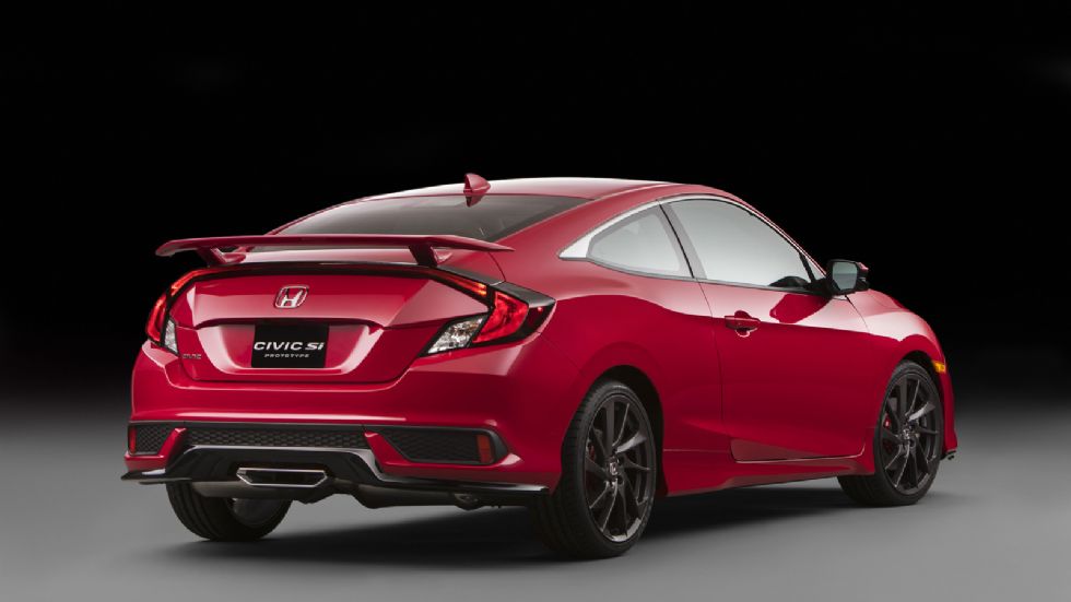 Η Honda επιβεβαιώνει πως το Civic Si χρησιμοποιεί τον 4κύλινδρο σε σειρά 1.500άρη turbo κινητήρα βενζίνης, ο οποίος συνεργάζεται με μηχανικό κιβώτιο 6 σχέσεων.