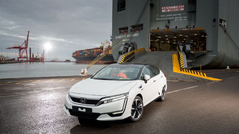 Το Honda Clarity χρησιμοποιεί κυψέλες καυσίμου και έναν ηλεκτροκινητήρα. Με γεμάτο το ντεπόζιτο υδρογόνου προσφέρει αυτονομία στον αμερικάνικο κύκλο ΕΡΑ 589 χλμ., μια τιμή ρεκόρ για τα εναλλακτικής κί