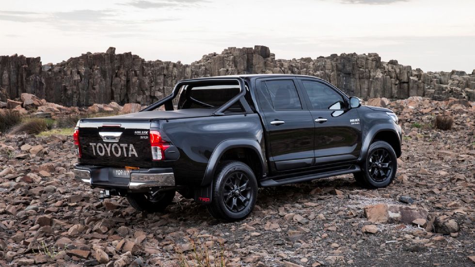 Το Hilux TRD είναι διαθέσιμο άσπρο ή μαύρο και φέρει εξάκτινους τροχούς 18 ιντσών, οι οποίοι έχουν μαύρο ματ φινίρισμα.