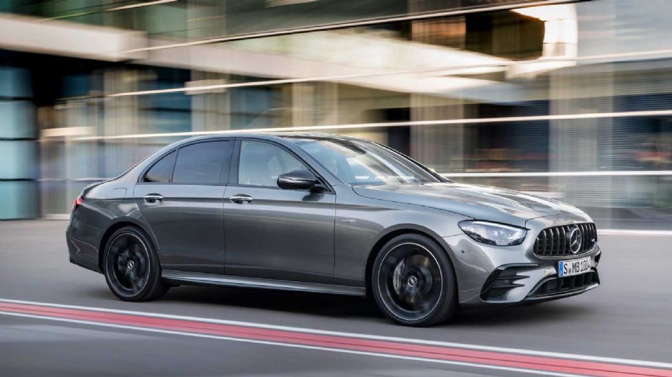 Στην έκδοση επιδόσεων AMG E 53 4Matic, η ισχύς πηγάζει από έναν twin-turbo 3λιτρο κινητήρα, με ηλεκτρική βοήθεια EQ Boost, συνολικής απόδοσης 435 ίππων.