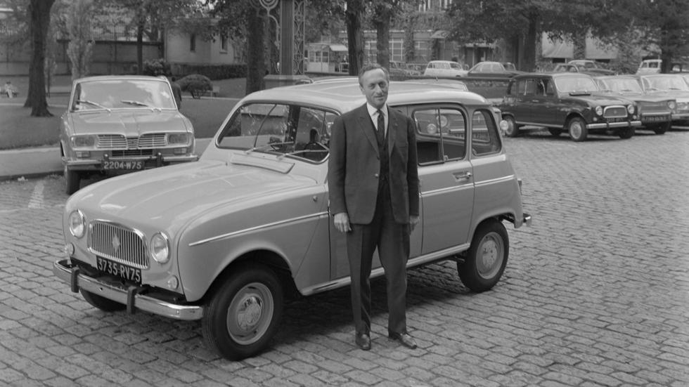 Pierre Dreyfus, o CEO της Renault, από το 1955 έως το 1975,
 μπροστά από το Renault 4.
