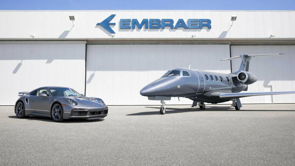 Με ένα Embraer Phenom 300E δώρο μία Porsche 911 Turbo S