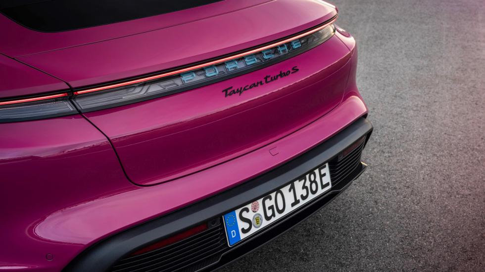 Αναβαθμίστηκε η Porsche Taycan που πλέον παρκάρει μόνη της!