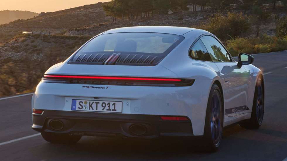 Η νέα Porsche 911 Carrera T έχει 394 PS και μόνο χειροκίνητο κιβώτιο