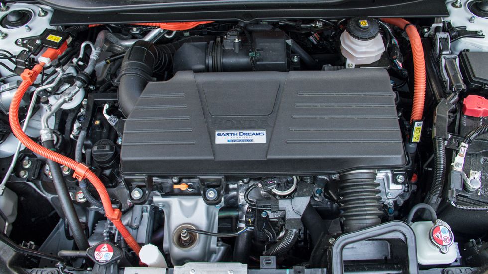 το CR-V διαθέτει βενζινοκινητήρα 2,0 λίτρων και υβριδικό σύστημα κίνησης συνδυαστικής απόδοσης 184 ίππων.