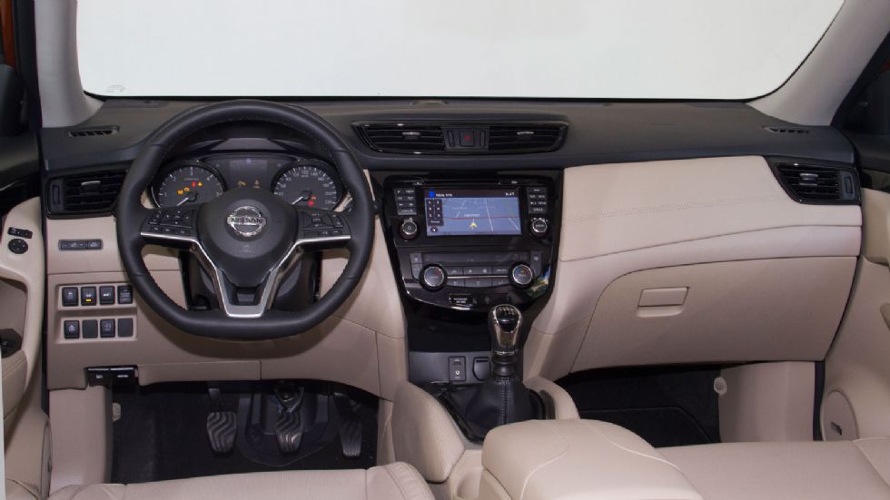 Το επίπεδο της ποιότητας στην καμπίνα του Nissan X-Trail είναι ιδιαίτερα προσεγμένο με τη διχρωμία να τονίζει την αίσθηση αυτή ενώ στην πλούσια έκδοση Techna προάγει και ένα πιο high-tech αέρα.
