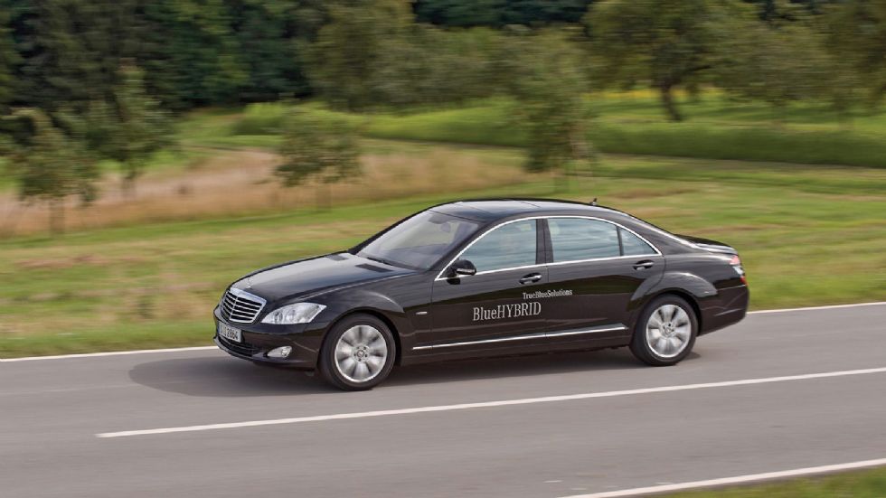 Η σχέση της γερμανικής φίρμας με την υβριδική τεχνολογία ξεκίνησε το 2009, όταν για πρώτη φορά τοποθετήθηκε ένας ηλεκτροκινητήρας απευθείας πάνω στον κινητήρα εσωτερικής καύσης της Mercedes-Benz S-Cla