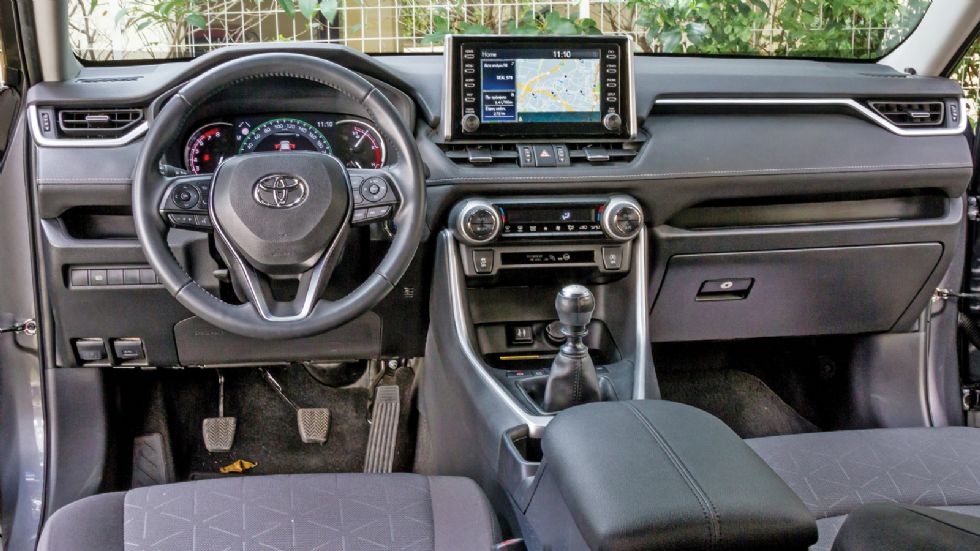 Το εσωτερικό του Toyota RAV4 σε κερδίζει με την απτή ποιότητά του, την εργονομία του και την σύγχρονη εικόνα του.
