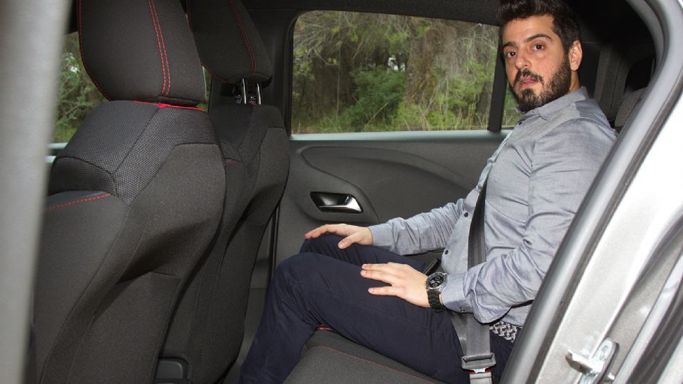 Το ηλεκτρικό Opel Corsa είναι σαφώς πιο άνετο για τους πίσω επιβάτες με αρκετό χώρο για τα γόνατα και τους ώμους τους.