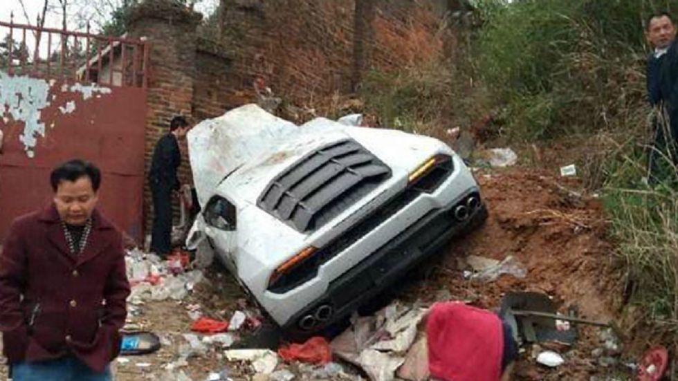 Έγινε ένα με τη χωματερή η Huracan. Κάτω αριστερά με το κόκκινο μπουφάν, μάλλον, είναι ο οδηγός.