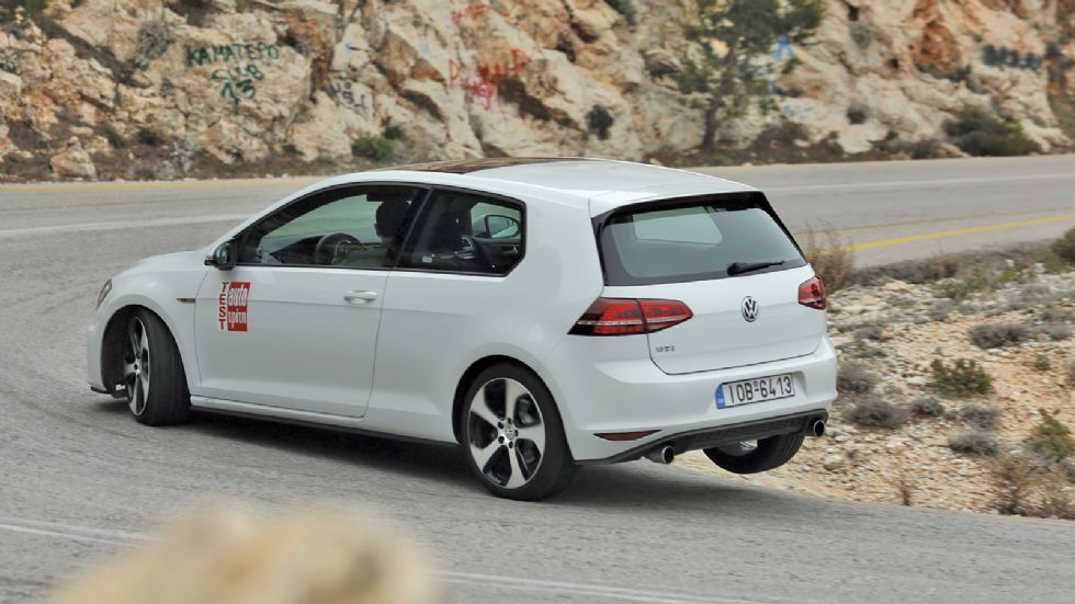 Το μεγάλο του μυστικό του VW Golf GTI είναι πως σε κάνει μάγκα μόνο του: Mε στοιχειώδη οδηγική ικανότητα από πλευράς οδηγού, θα χαρίσει απόλαυση, που σε άλλα αυτοκίνητα χρειάζεται εμπειρία και γνώση γ