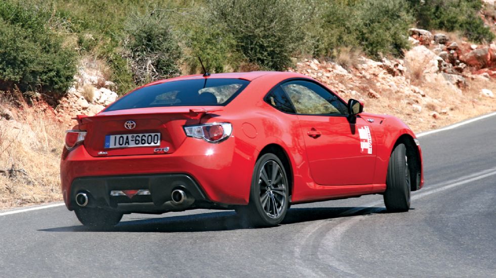 Η Toyota με την GT86 υπενθύμισε πως η απόλαυση δεν είναι στην ευθεία, αλλά στις στροφές και πως αν ψήνεσαι για κάτι διαφορετικό, καλό είναι να πάρεις κάτι διαφορετικό!
