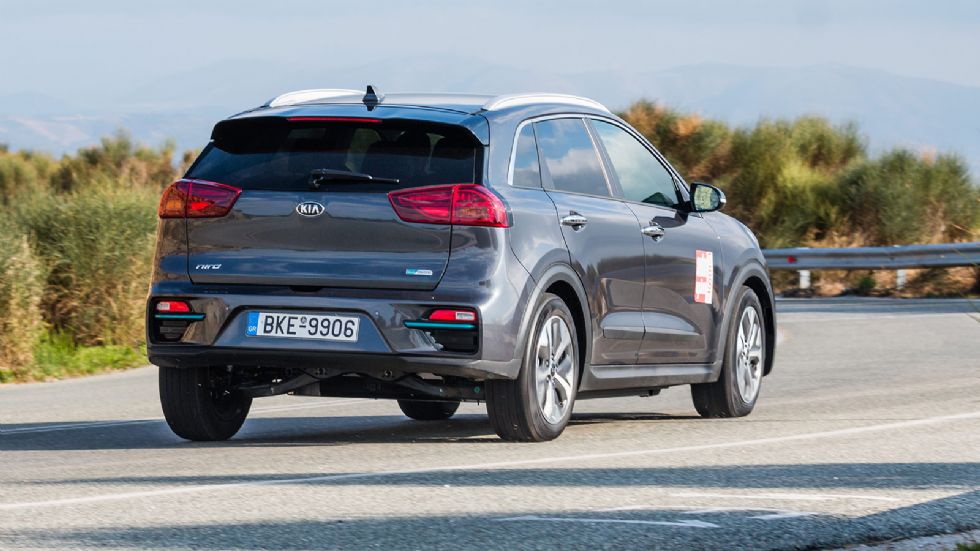 Το Kia e-Niro είναι άνετο στο δρόμο και η ανάρτησή του διαχειρίζεται ικανοποιητικά το αυξημένο του βάρος. Παράλληλα παρουσιάζει στιβαρό πάτημα και ευχάριστη συμπεριφορά και σε σβέλτους ρυθμούς κίνησης