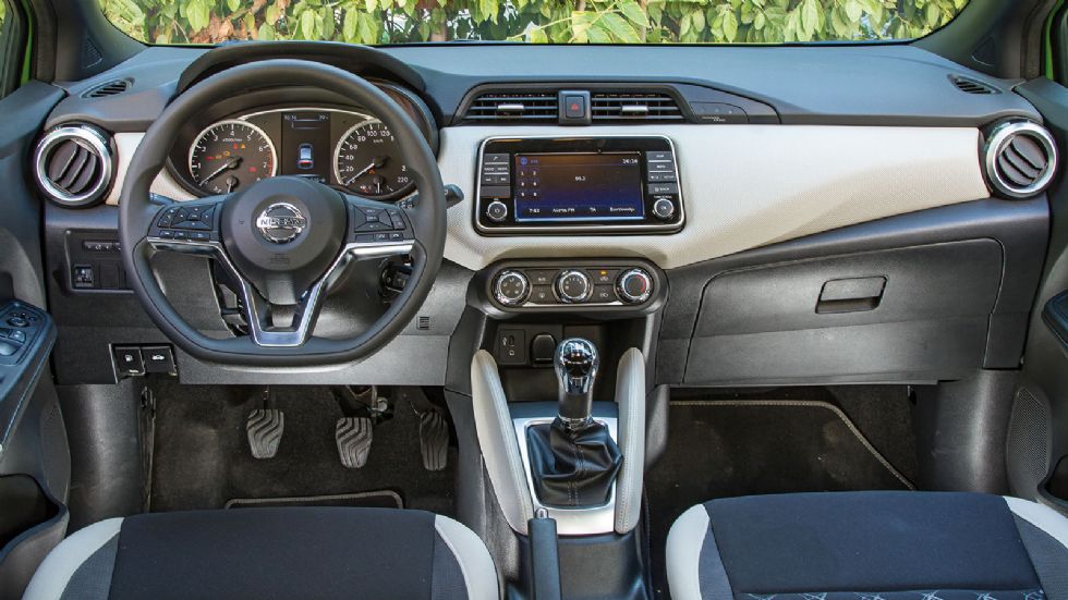 Το εσωτερικό του Nissan Micra είναι λειτουργικό και εκφράζει πιο σπορτίφ χαρακτήρα συγκριτικά.