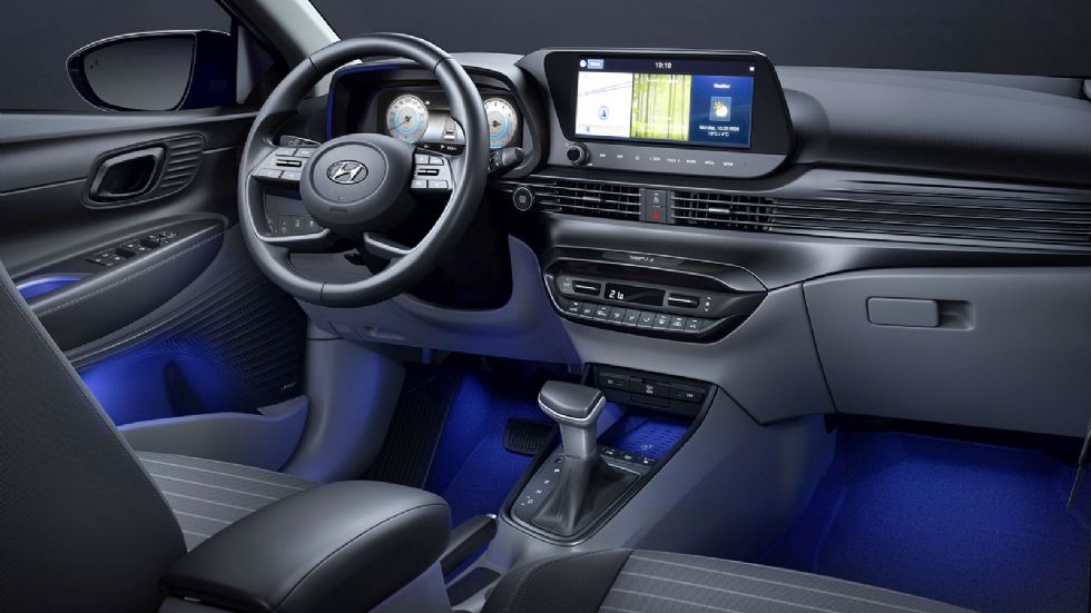 Στο εσωτερικό η Hyundai εξοπλίζει το i20 με δύο οθόνες, τον ψηφιακό πίνακα οργάνων 10,25 ιντσών και τη κεντρική οθόνη αφής επίσης 10,25 ιντσών.
