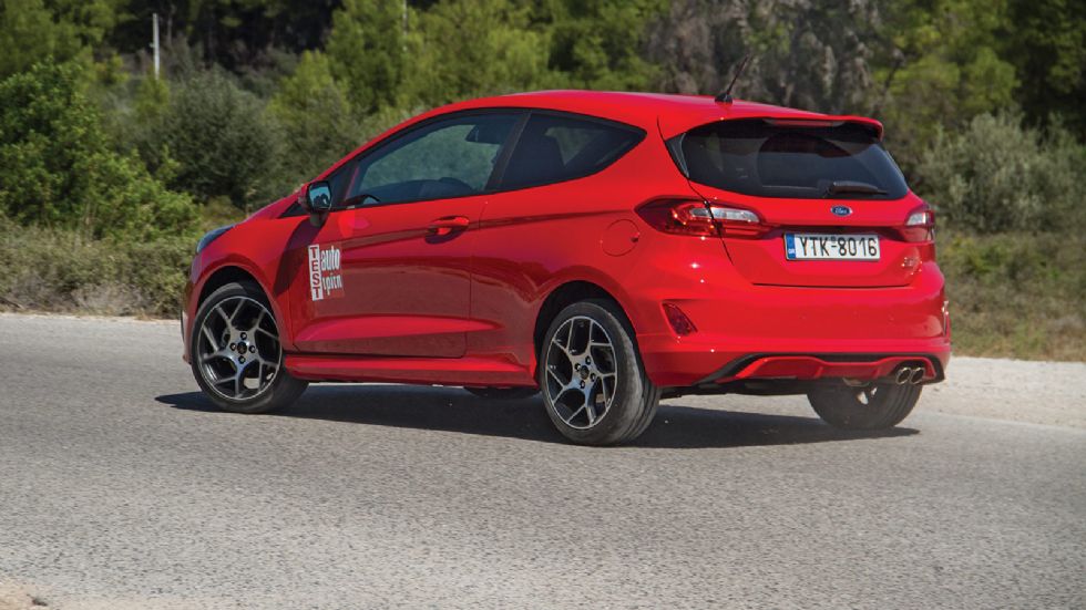 Το Fiesta ST είναι εξαιρετικά σταθερό και γρήγορο σε κλειστά στριφτερά κομμάτια, μένοντας καρφωμένο στη διαδρομή που θα χαράξεις με τους μπροστινούς τροχούς.