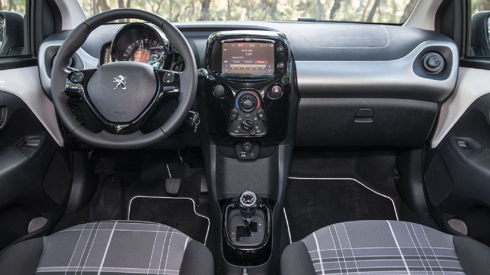 Το εσωτερικό του Peugeot 108 είναι μοντέρνο και ξεχωριστό, ενώ ικανοποιεί και με την ποιότητα κατασκευής του.