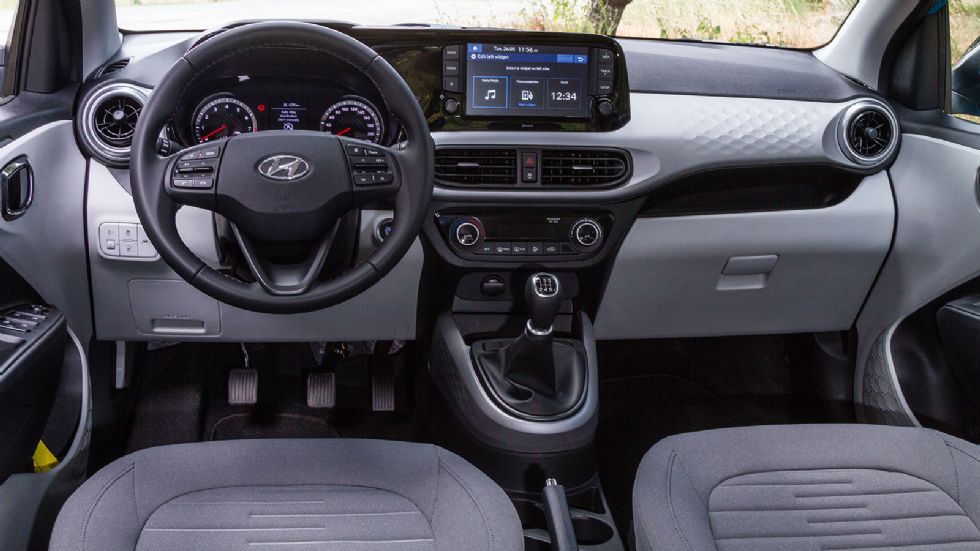 Ευχάριστος είναι ο εσωτερικός διάκοσμος του νέου Hyundai i10 προβάλλοντας πολύ καλά επίπεδα ποιότητας και συναρμολόγησης.

