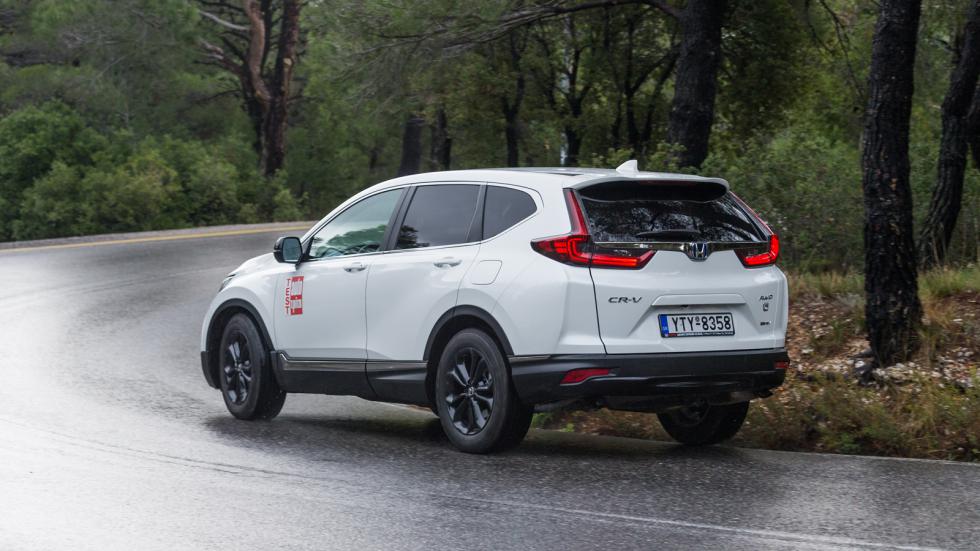 Παρά τον μεγάλο όγκο του, το 4κίνητο Honda CR-V e:HEV εντυπωσιάζει σε οικονομία καυσίμου, έχοντας κατανάλωση 7,1 λτ./100 χλμ.