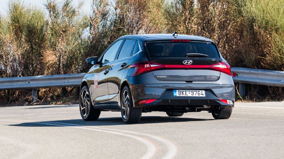 Η σχετικά σφιχτή ανάρτηση επιτρέπει στο Hyundai i20 να παρουσιάσει ένα πιο ενδιαφέρον οδηγικό προφίλ σε εκτός πόλης διαδρομές, χωρίς ωστόσο να «ξεχνά» και τον ευχάριστο και ευέλικτο αστικό του προσανα