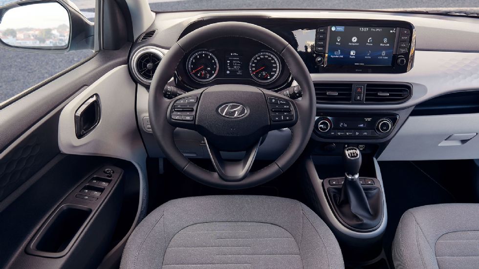 Η καμπίνα του Hyundai i10 ξεφεύγει από τα στάνταρ των μίνι τόσο από πλευράς ποιότητας, όσο και ευρυχωρίας.
