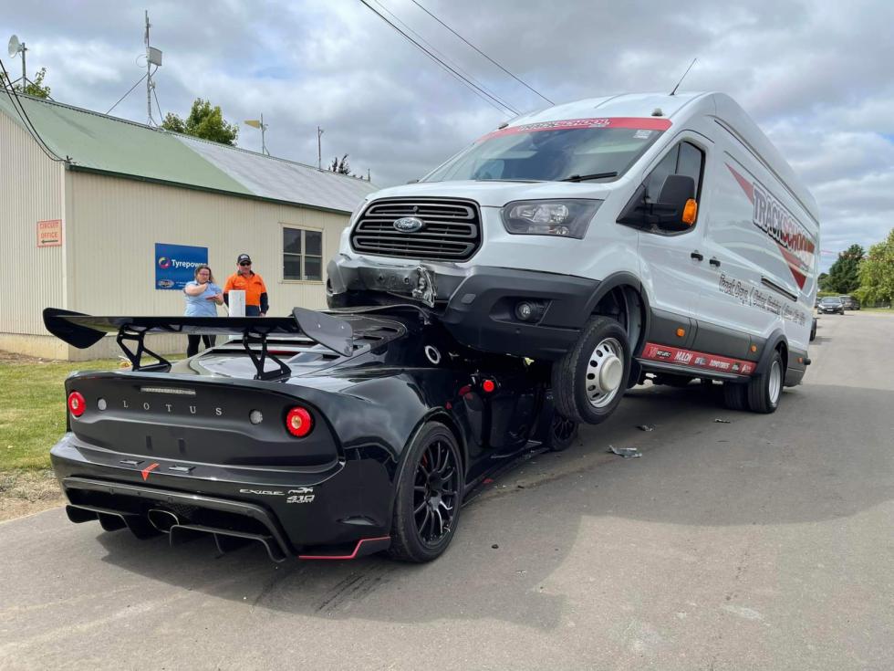 Lotus Exige «του κουτιού» μπήκε κάτω από Ford Transit βαν