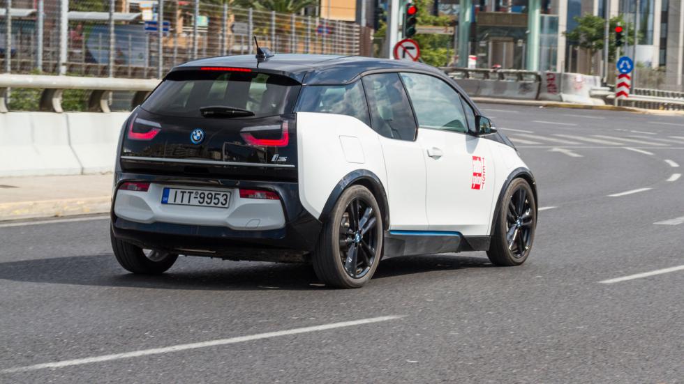 Η BMW i3, ειδικά στη βασική της έκδοση, βρίσκεται εντός έδρας στις αστικές μετακινήσεις χωρίς ωστόσο να απαρνιέται έναν ξεχωριστό fun to drive χαρακτήρα που προκύπτει από το συγκρατημένο βάρος, το άρι