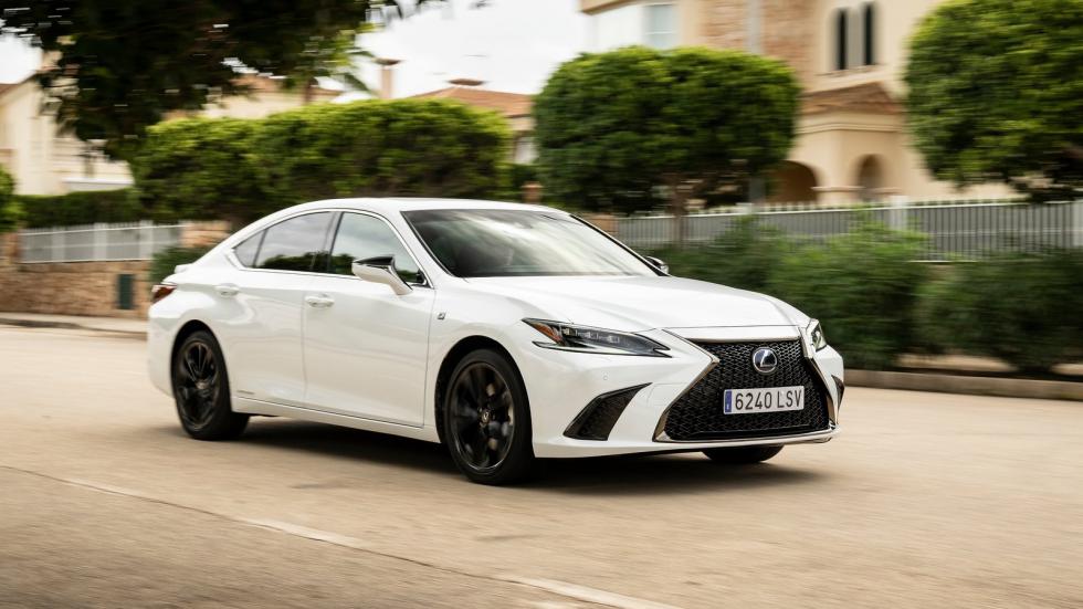 Στην εξοπλιστική έκδοση ES 350 F Sport το σεντάν Lexus ES θα προσφέρεται με το νέο πακέτο Dynamic Handling, που διαθέτει λειτουργίες Sport + και Custom drive, καθώς και προσαρμοζόμενη μεταβλητή ανάρτη