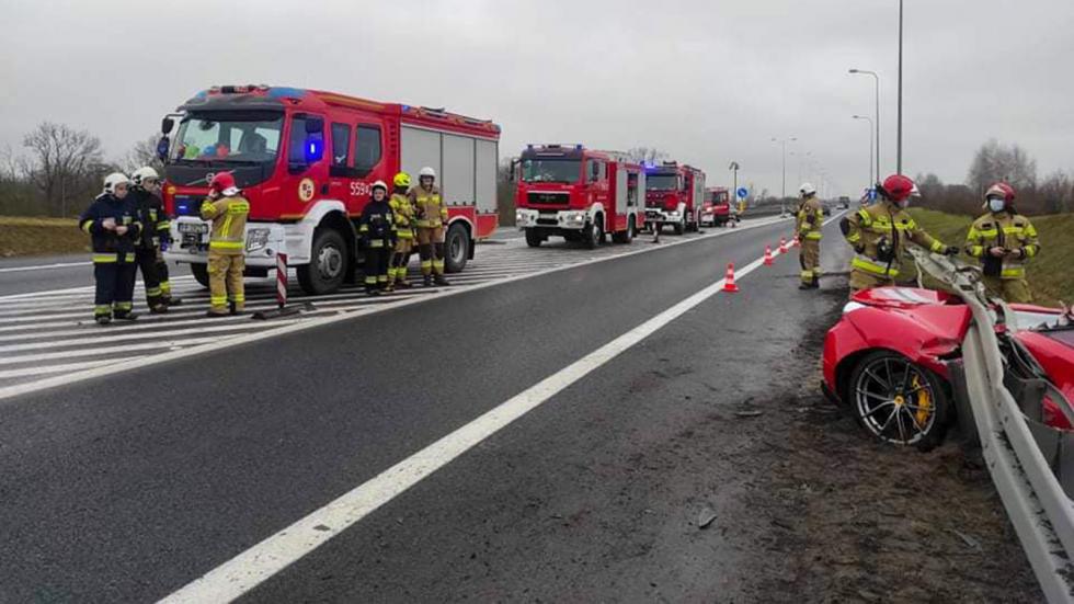 Ferrari 488 Pista σμπαραλιάστηκε και σφηνώθηκε στην μπαριέρα 