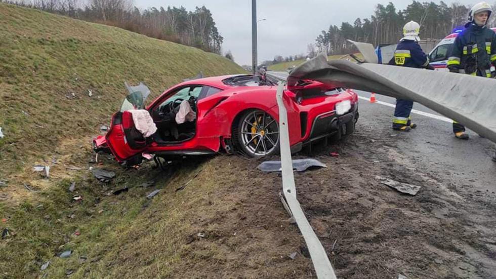 Ferrari 488 Pista σμπαραλιάστηκε και σφηνώθηκε στην μπαριέρα 