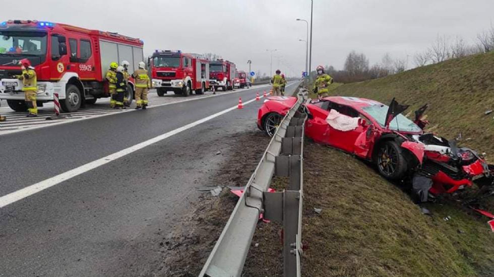 Ferrari 488 Pista σμπαραλιάστηκε και σφηνώθηκε στην μπαριέρα 