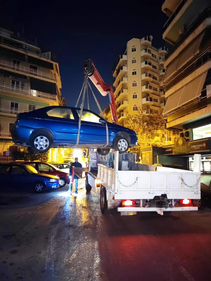 Δήμος Αθηναίων: Απομακρύνθηκαν 85 παρατημένα αυτοκίνητα