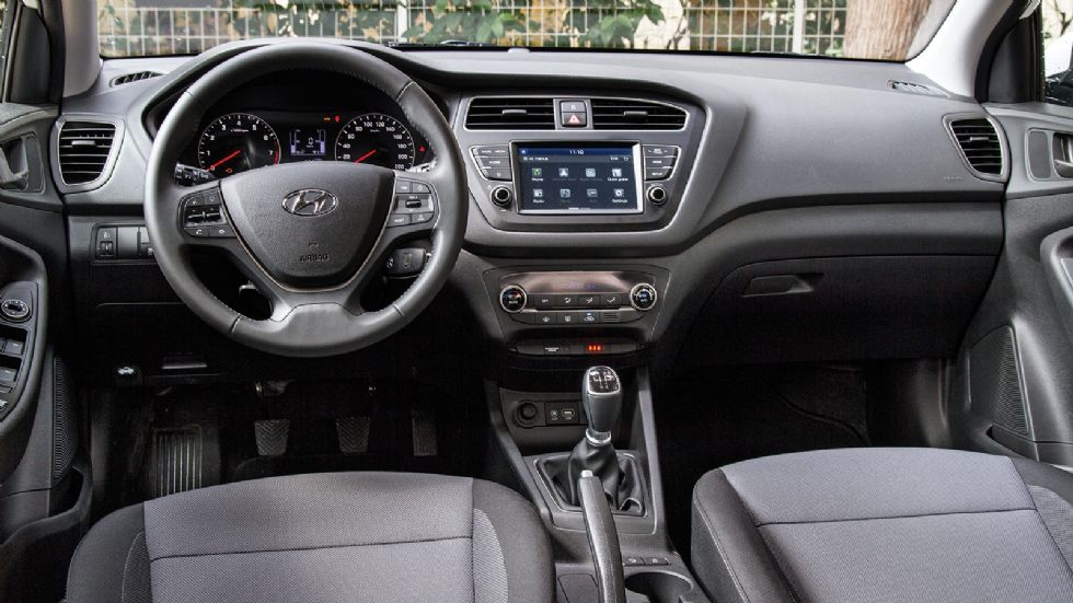 Καλαίσθητο και πολύ πρακτικό είναι το εσωτερικό του Hyundai i20, το οποίo παρουσιάζει επιπλέον και καλή ποιότητα κατασκευής.
