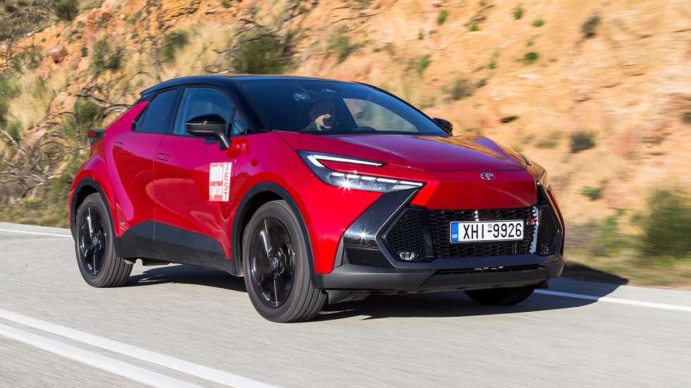 Υπάρχουν 2 διαθέσιμες full hybrid εκδόσεις στο Toyota C-HR, μία στα 140 άλογα (1.800άρης κινητήρας) και μία 2λιτρη και 4κίνητη στους 197 ίππους.