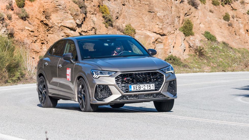 Το RS Q3 Sportback δεν είναι ένα σπορ οδηγικά αυτοκίνητο αυτής της κατηγορίας με την ακριβή έννοια του όρου, αφού το βάρος του δεν κρύβεται. Εντούτοις είναι εντυπωσιακά γρήγορο σε κάθε επιφάνεια και δ