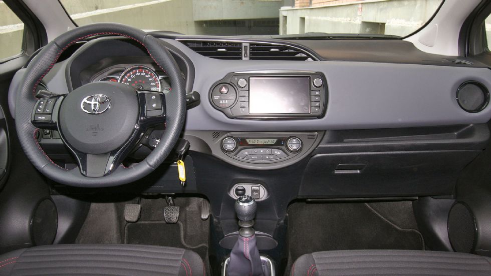 Το εσωτερικό του Toyota Yaris είναι εξαιρετικά στιβαρό, εργονομικό και πρακτικό στη χρήση κερδίζοντάς σε έτσι σε βάθος χρόνου.