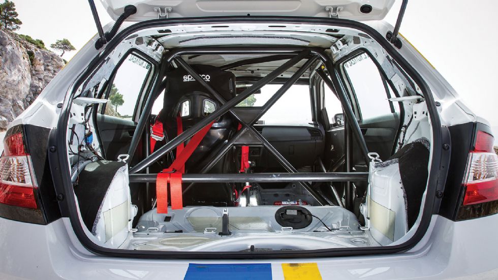 Εντυπωσιάζει το 10 σημείων roll cage της Linea Sport.