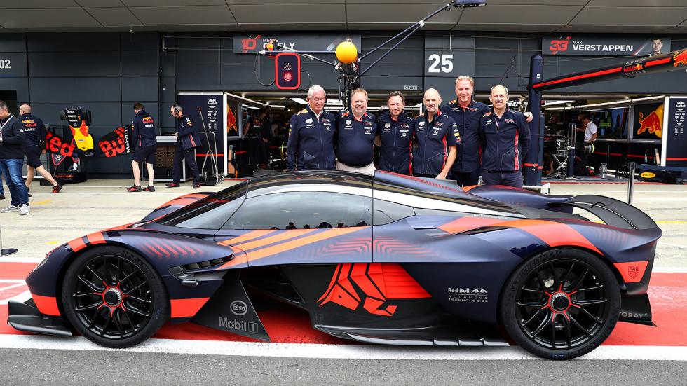 H Aston Martin Valkyrie με τα χρώματα της Red Bull. To hypercar της Red Bull λέγεται πως θα έχει πολλά κοινά σημεία με αυτό.