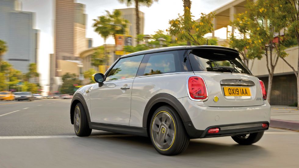 Το MINI Cooper SE αποδίδει 184 ίππους και 270 Nm ροπής, με καλύτερες επιδόσεις από στάση όπως είναι λογικό και εξαιτίας του χαμηλότερου βάρους του.