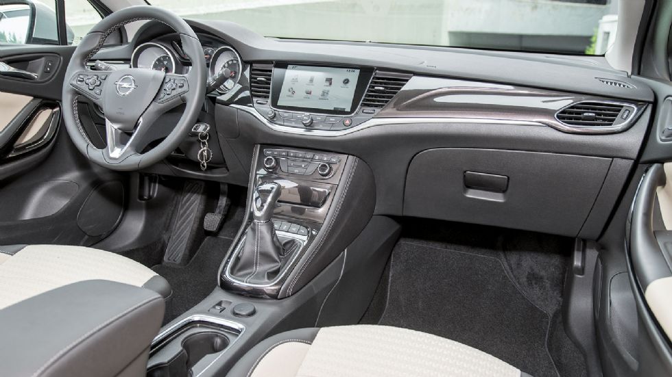 Μοντέρνα σχεδίαση και πολύ καλή ποιότητα και συναρμογή χαρακτηρίζουν την καμπίνα του Opel Astra.