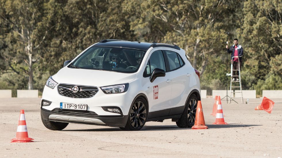 Το Opel Mokka X αντιδρά ουδέτερα έχοντας υψηλά περιθώρια πρόσφυσης παρά το γεγονός ότι δεν δείχνει ανάλαφρο στην απότομη αλλαγή πορείας.