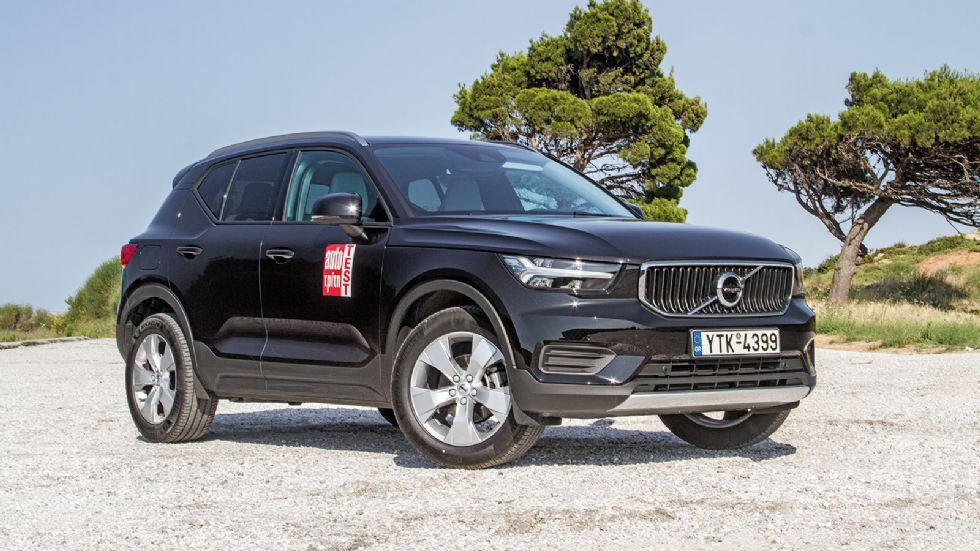 Ο χώρος αποσκευών του Volvo XC40 ικανοποιεί με το σχήμα του και διαθέτει επιπλέον χώρο κάτω από το δάπεδο. Η συνολική του χωρητικότητα μετρήθηκε στα 464 λίτρα.