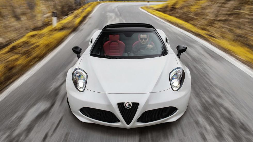 Η Alfa Romeo 4C Spider κάνει το 0-100 χλμ./ώρα μέσα σε 4,2 δλ., ενώ έχει τελική ταχύτητα 258 χλμ./ώρα.