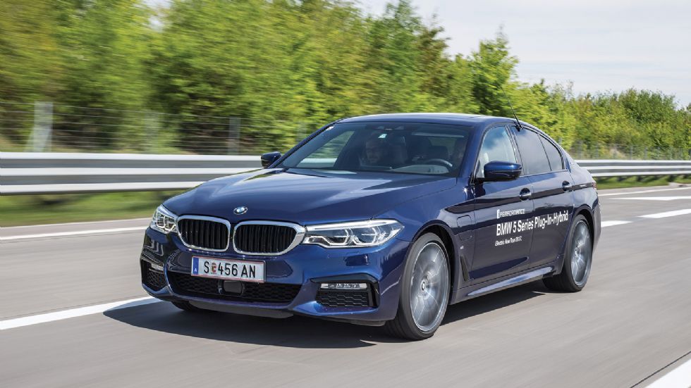 BMW 530 - Η 530e iPerformance διαθέτει έναν 2λιτρο βενζινοκινητήρα 184 ίππων και 320 Nm ροπής και σε συνδυασμό με τον ηλεκτροκινητήρα των 95 ίππων και 250 Nm ροπής, αποδίδει 252 ίππους με 420 Nm ροπής