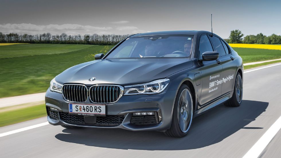 BMW 740 - Η 740e iPerformance 
διαθέτει έναν 2λιτρο twin-turbo 
κινητήρα βενζίνης απόδοσης 258 ίππων και έναν ηλεκτροκινητήρα που αποδίδουν συνδυαστικά 326 άλογα. Η ηλεκτρική αυτονομία είναι 40 χλμ.