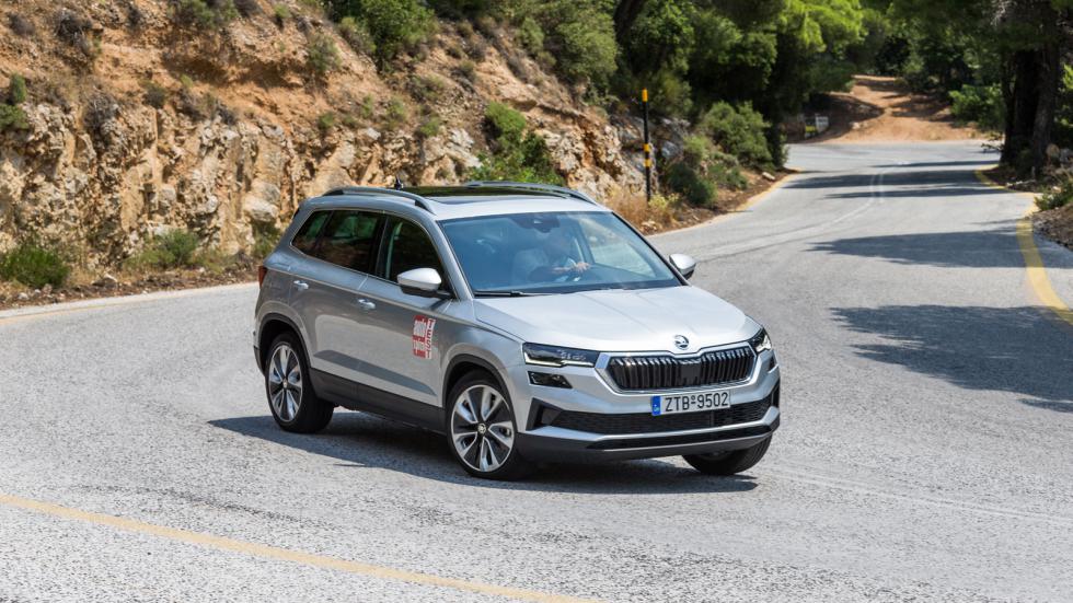 Η σχεδιαστική ανανέωση του Skoda Karoqμε την φαρδύτερη μπροστινή μάσκα και τα πιο λεπτά και κομψά LED φώτα βελτίωση την αεροδυναμική του μοντέλου.