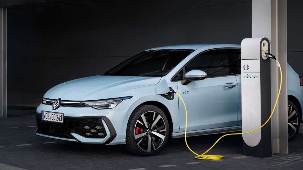 Η κορυφαία έκδοση του Plug-in hybrid VW Golf GTE αποδίδει 272 ίππους και φορτίζει σε 11άρη WallBox σε μόλις 2,5 ώρες.