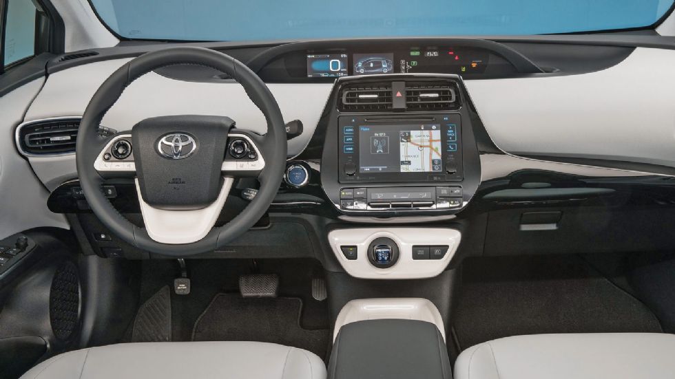 Φουτουριστικό σχεδιασμό και υψηλή ποιότητα κατασκευής έχει η καμπίνα του 4ης γενιάς Toyota Prius. Η πρώτη γενιά του μοντέλου σηματοδότησε την αρχή της υβριδικής εποχής.